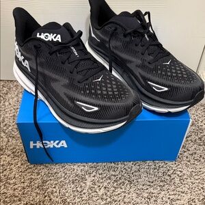 Hoka Black and White Clifton 9 Womens Shoes Size 11 Wide